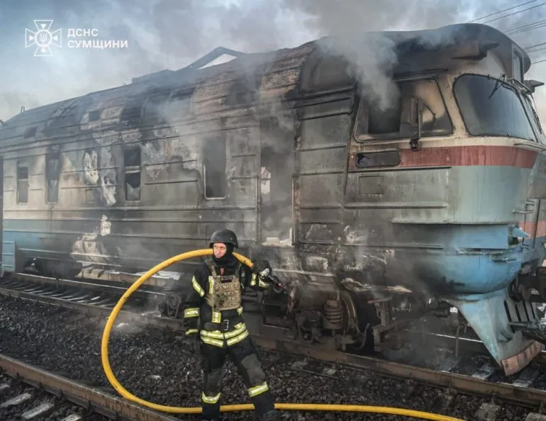 Сумські рятувальники показали, як гасили загоряння тепловоза після ворожого удару (ВІДЕО)