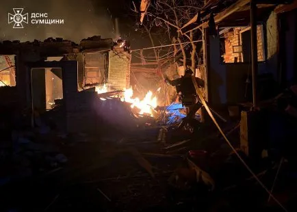На Сумщині рятувальники гасили пожежі після ворожих атак: двоє травмованих