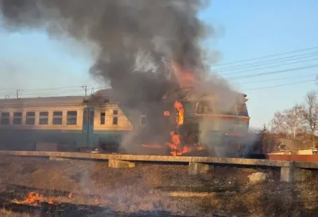 Ворожий дрон влучив у приміський потяг неподалік Сум