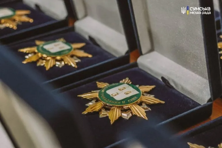 У Сумах рідним полеглих захисників і захисниці передали відзнаки «Почесних громадян міста»