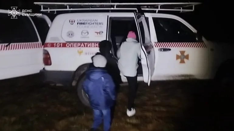 Евакуаційній групі ДСНС «Фенікс» вдалося евакуювати з прикордоння Сумщини жінку та двох дітей