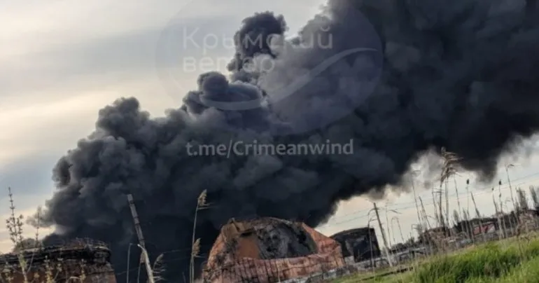 Черговий резервуар із паливом згорів на нафтобазі у Феодосії після удару 23 квітня – супутниковий знімок