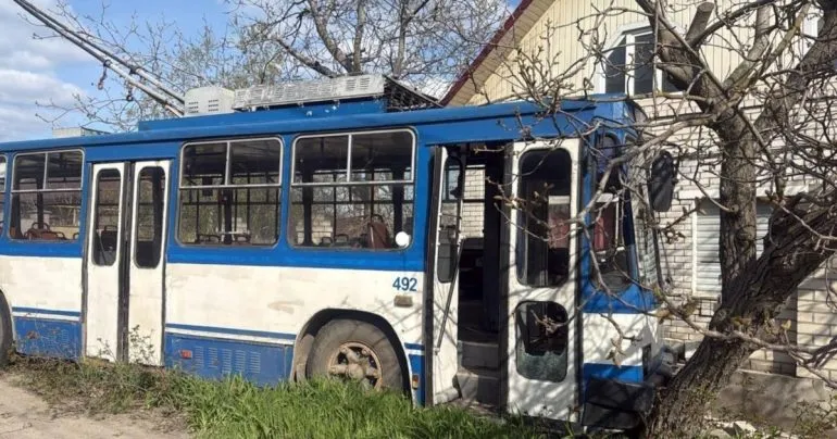 водій тролейбуса помер від поранень через російський удар