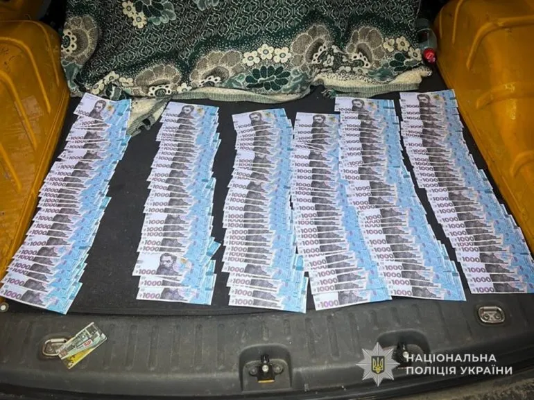 «Багатодітний батько» за 200 тисяч: поліція Сумщини викрила незаконну схему виїзду за кордон