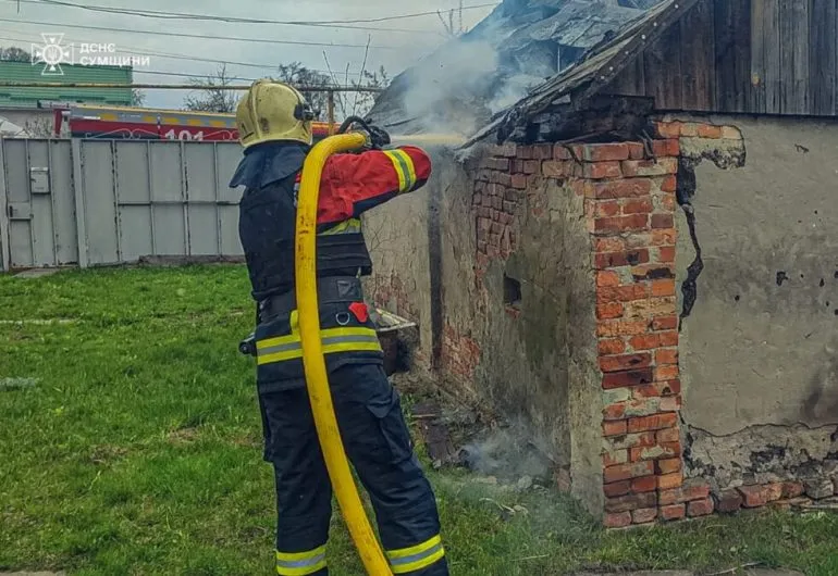 У Сумах здійнялася пожежа: рятувальники її ліквідували