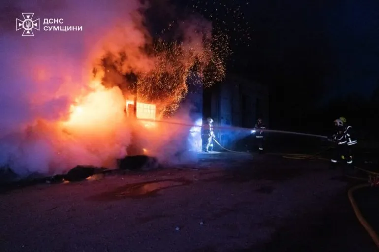 У Сумах рятувальники ліквідували пожежу в складському приміщенні