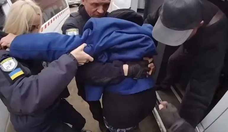 «Білі янголи» поліції Сумщини врятували людей із прикордоння (відео)