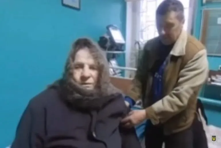 Крізь дрони й зруйнований міст: на Шосткинщині поліцейський врятував жінку, якій раптово стало зле (ВІДЕО)