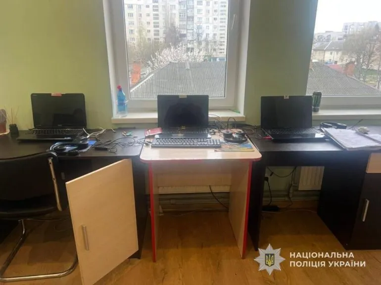 На Сумщині поліція та СБУ ліквідували кол-центр, який ошукував військових