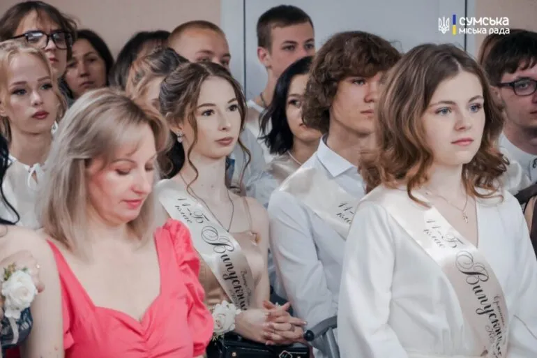 У школах Сумської громади пролунав останній дзвоник