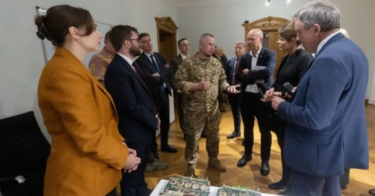 європейським послам показали окремі плати з «Орешника»