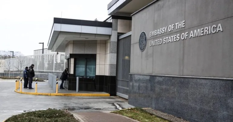 У МЗС заперечили виїзд посольства США з Києва