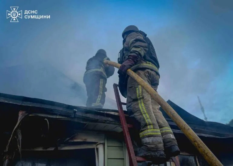Окупанти атакували Шостку: рятувальники гасили пожежу