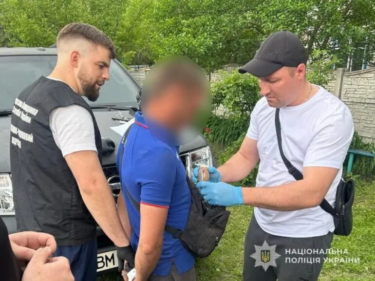 Поліція Сумщини повідомила про підозру чоловіку, який погрожував гранатою сусідові