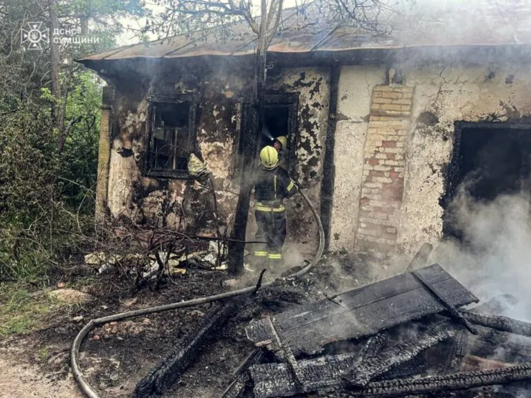 На Лебединщині вогнеборці ліквідували загоряння в житловому секторі