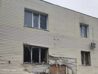 Через атаку російського безпілотника у Сумах пошкоджено офіс та автівки норвезької гуманітарної організації