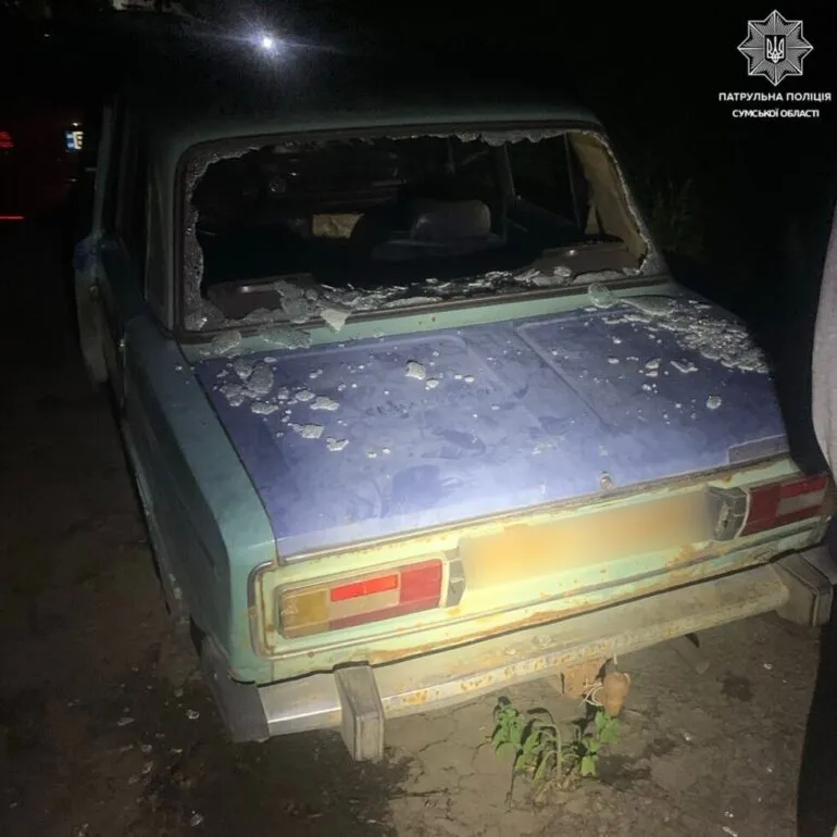 Сумські патрульні затримали чоловіка, який трощив автівку