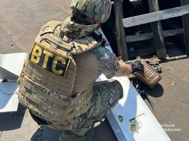 Вибухотехніки поліції Сумщини знешкодили бойову частину ворожого дрона, що впав на дах будинку