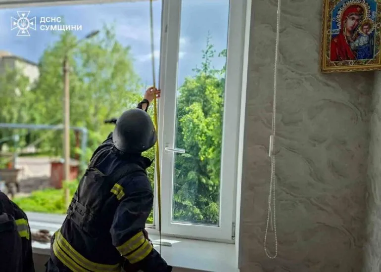 У Глухові рятувальники завершили закривати пошкоджені вікна лікарні