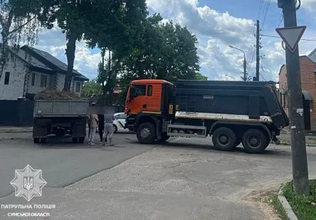 У Сумах на перехресті зіткнулися дві вантажівки: травмувався водій