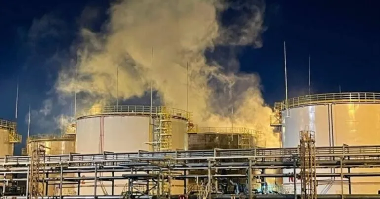 Російська влада повідомила про пожежу на Ільському НПЗ через удар дронів