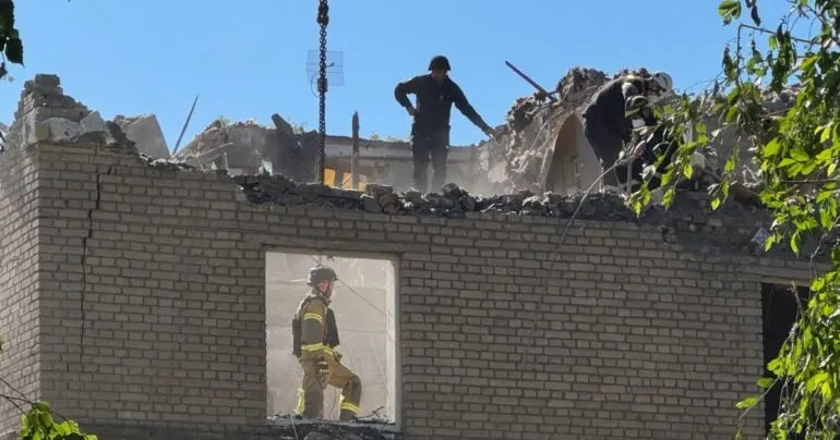 ДСНС повідомляє про загибель рятувальника через атаку Росії на Дніпро