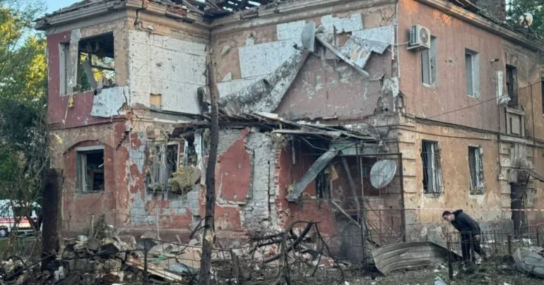 Кількість загиблих через удар Росії по Дніпру зросла до восьми, серед них дитина