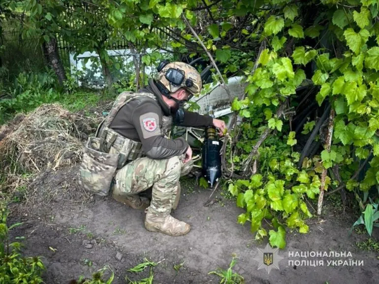 Вибухотехніки знешкодили ворожий FPV-дрон на оптоволокні на околиці Сум